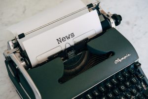 Close-up of an antique typewriter with 'News' on paper. — Alles Spitze Casino: So funktioniert die Registrierung