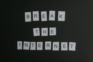 Conceptual flat lay of 'Break the Internet' message with white letters on a black background. — Angebote und Rabatte im Cosmi