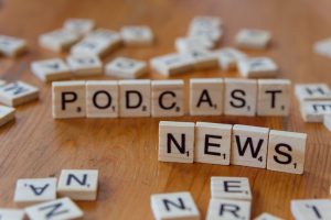 Wooden letter tiles spelling out 'PODCAST NEWS' on a wooden surface. — Europe Fortune Casino limites de mises et quelles prot