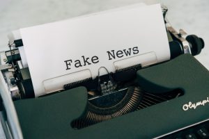 Close-up of vintage typewriter printing 'Fake News', depicting false information concepts. — Jokery Casino: Schnelle Auszahlu