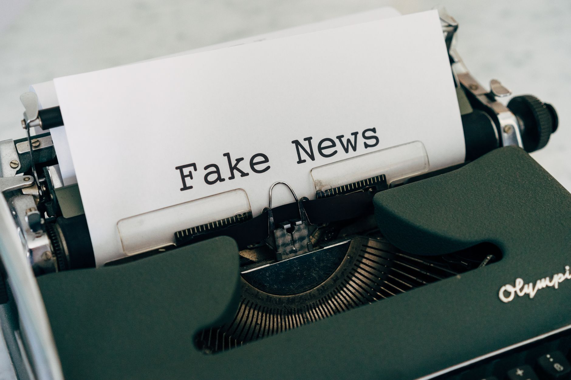 Close-up of vintage typewriter printing 'Fake News', depicting false information concepts. — Jokery Casino: Schnelle Auszahlu