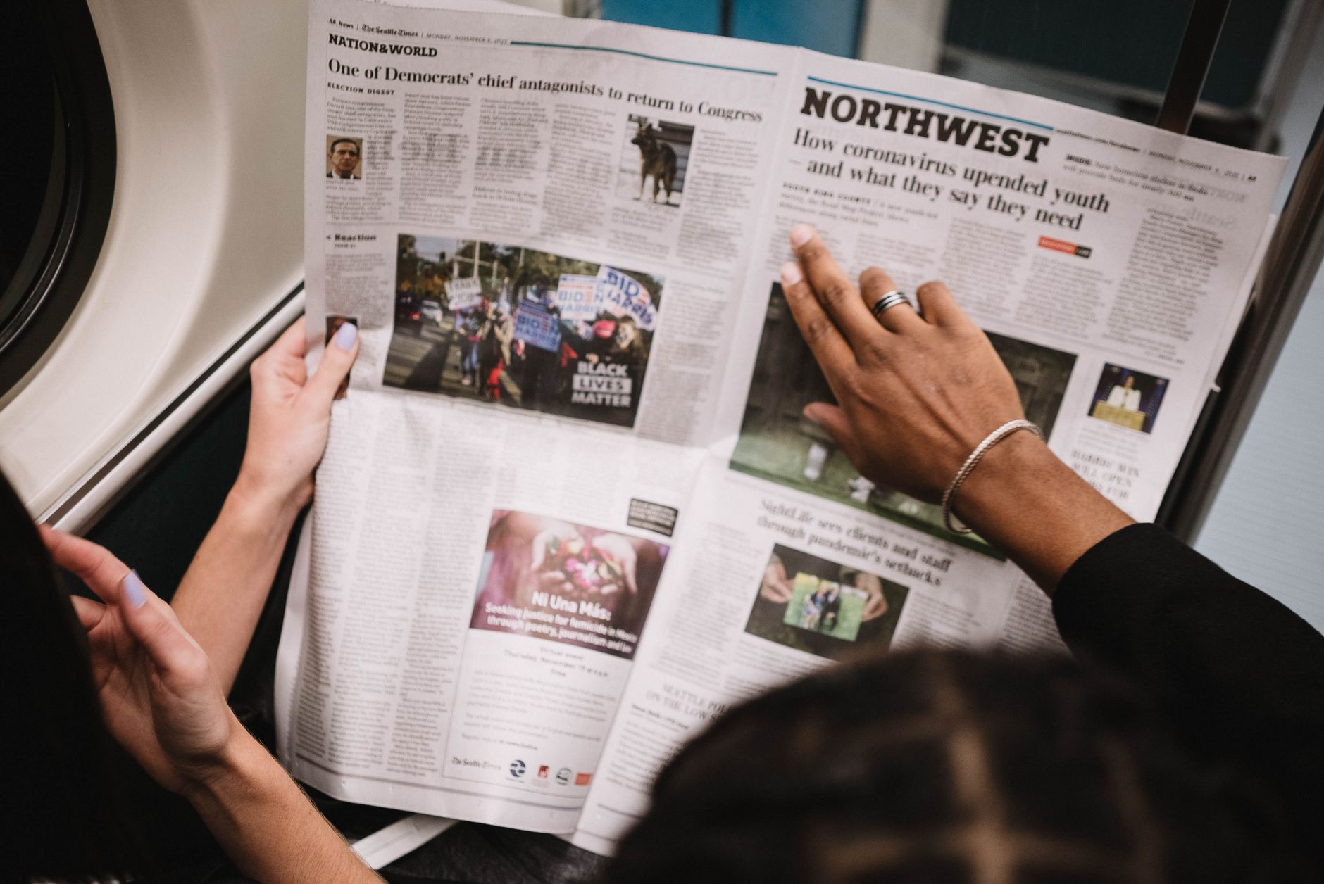 People reading a newspaper on a subway train, highlighting current events and diverse perspectives. — MyStake Casino: Snelle