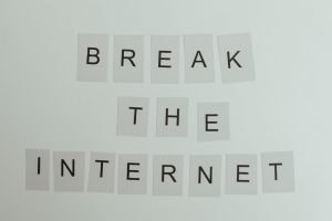 Conceptual image with text 'Break the Internet' using letter cards on a light background. — Sind die Umsatzbedingungen bei Tu