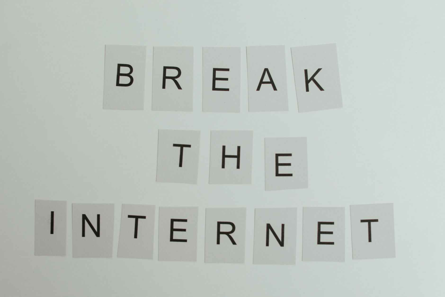 Conceptual image with text 'Break the Internet' using letter cards on a light background. — Sind die Umsatzbedingungen bei Tu