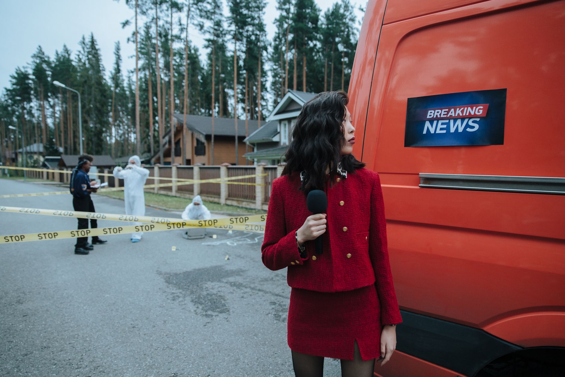 A reporter in red documents a crime scene with investigators in protective suits. — Spiele und Funktionen in der Royal Coala