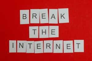 Inspirational message 'Break the Internet' displayed on a vibrant red background. — Welche Zahlungsmethoden bietet Wheelz Cas