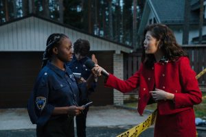 A journalist interviewing a policewoman at a crime scene during twilight. — Welches Spielangebot hat Wonderluck Casino zu bie